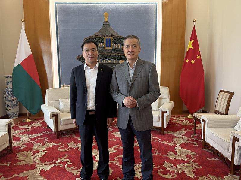 與大使合影.jpg