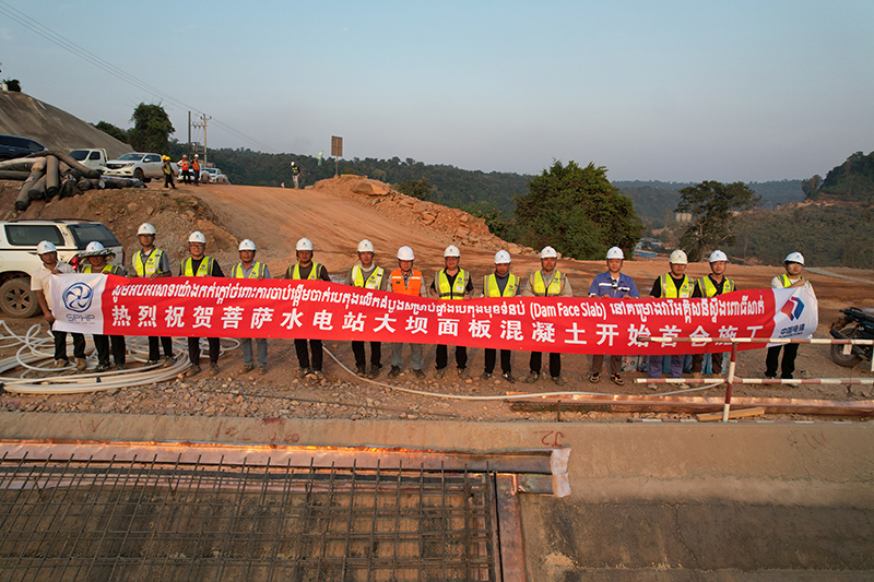 面板混凝土首倉澆筑順利完成.JPG