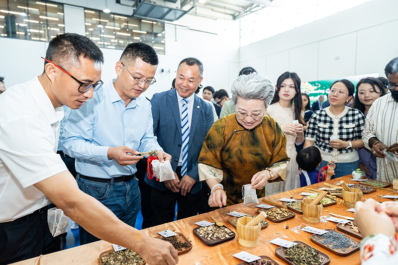 軍旗總、歐總領事體驗香囊.jpg