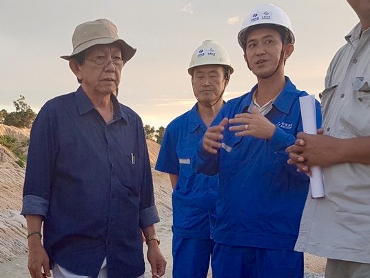 6.與當?shù)毓賳T進行翻譯溝通.jpg
