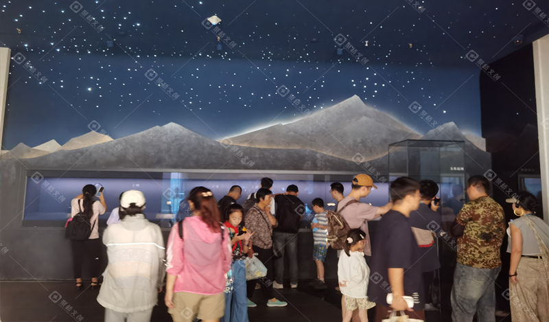 行為心理學應用：展館如何通過細微的路徑引導，使參觀流量自然均衡而不擁堵？.png